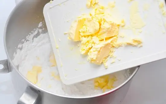 cho bơ nhạt vào bột mì