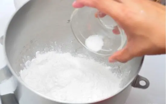 cho bột nở vào bột mì