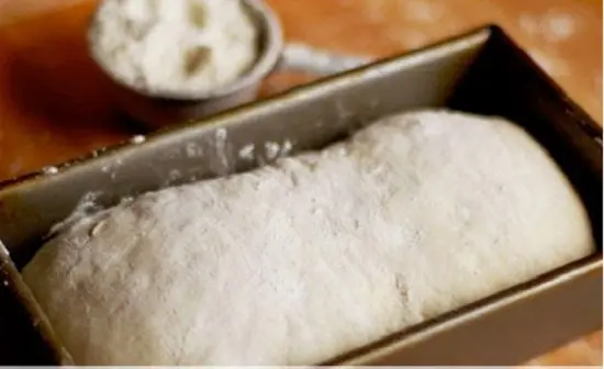 cho bánh vào khuôn nướng