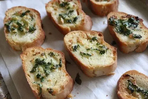Cách làm bánh mì bơ tỏi giòn ngon béo ngậy