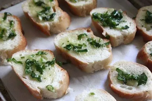 Cách làm bánh mì bơ tỏi giòn ngon béo ngậy