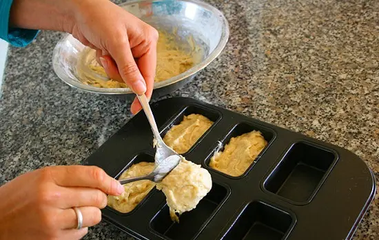 cho bột bánh vào khuôn