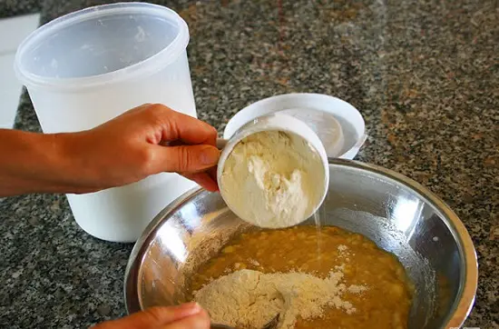 thêm bột bánh mì