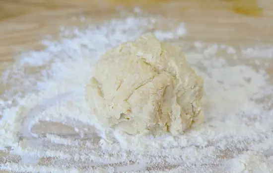nhào bột bánh