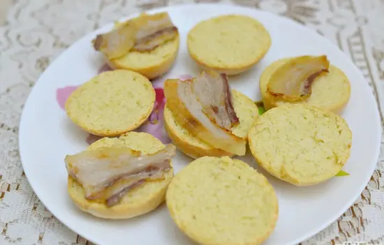 xếp thịt lên bánh