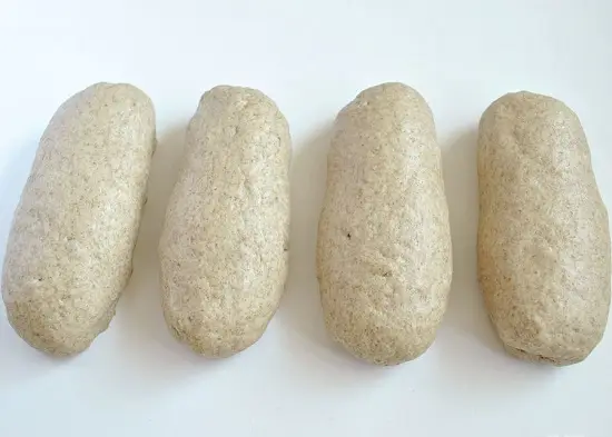 nặn bánh thành hình trụ dài