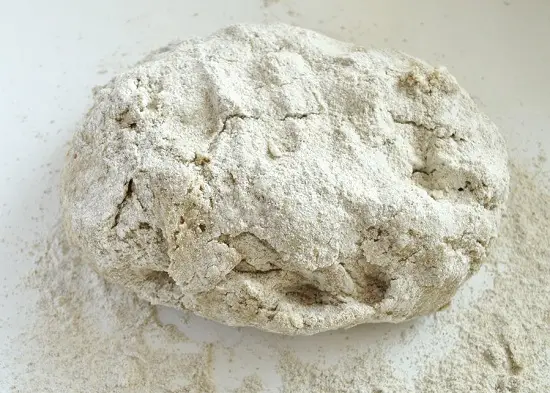 rải bột áo lên bánh