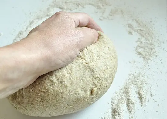 nhào bột bánh