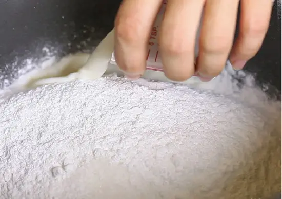 đổ sữa vào hỗn hợp bột