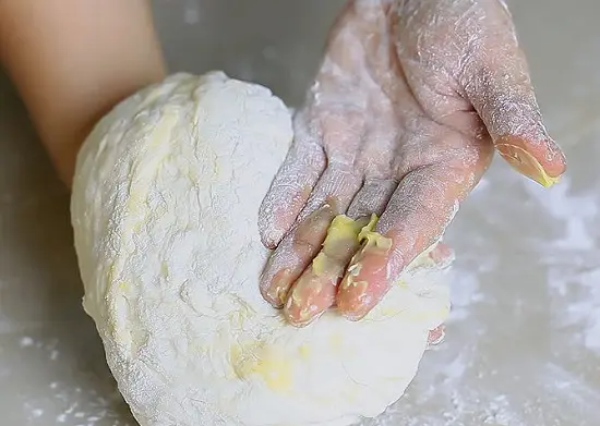 phết bơ vào bánh