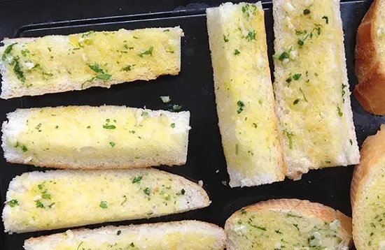 xếp bánh mì vào khay nướng