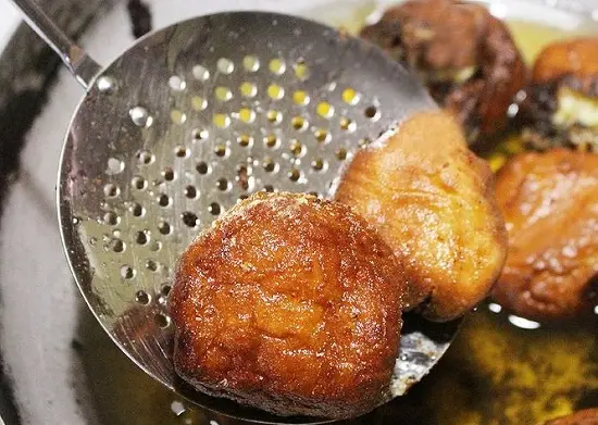 vớt bánh cho ráo dầu