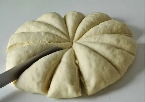 cắt bột bánh