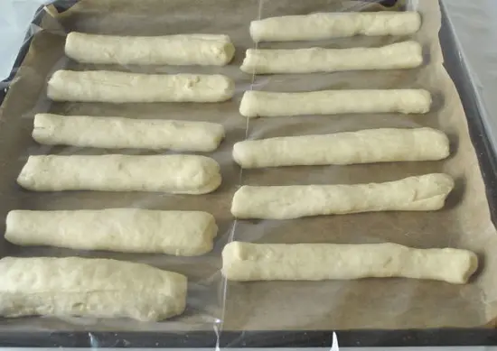 xếp bánh vào khay nướng