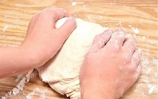 nhào bột bằng tay