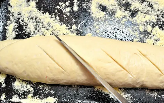 khía các đường lên bánh