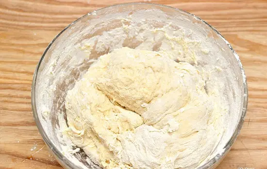 tiếp tục nhào bột