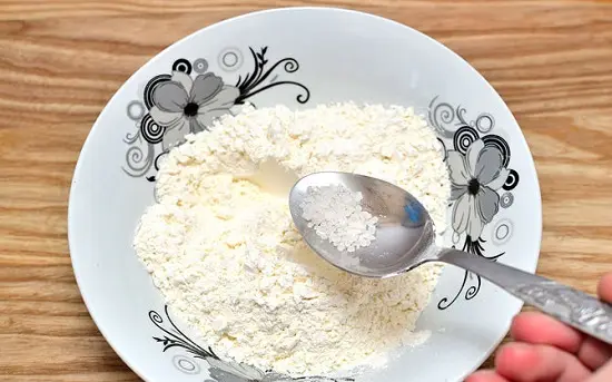 trộn bột mì với muối