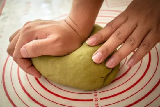 làm bánh mì trà xanh nhào bột
