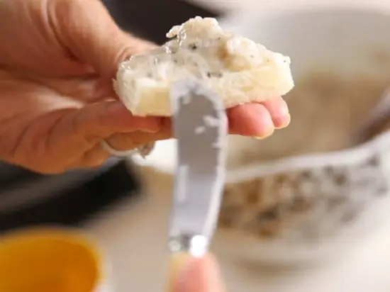 cách làm bánh mì với tôm chiên xù 2