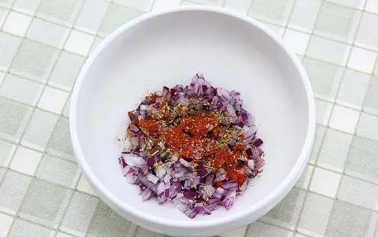 trộn rau củ với các gia vị