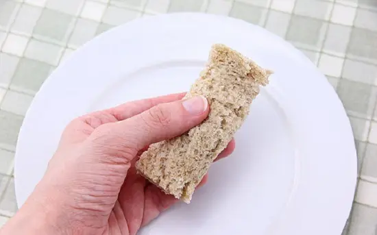 ghim chặt bánh mì