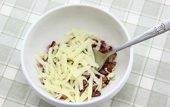 trộn phô mai với hành tây