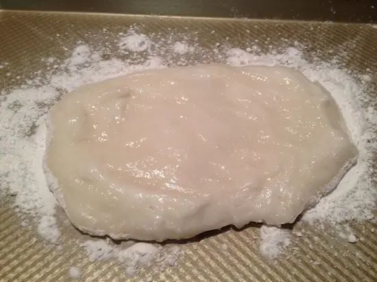 cho bột ra khay