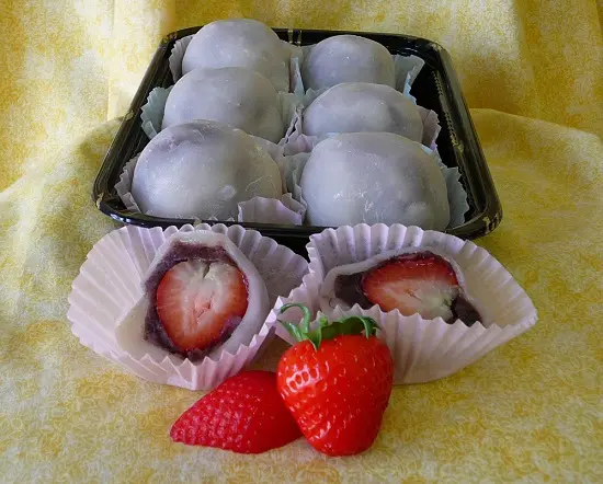 bánh mochi dâu tây đậu đỏ