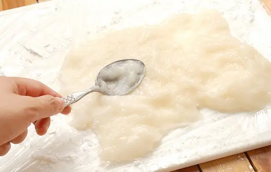 cho bột bánh mochi lên thớt