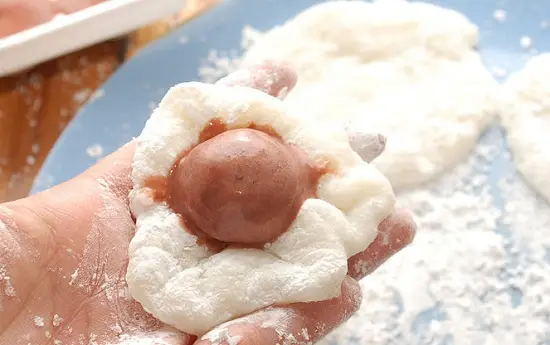 nặn bánh với nhân kem
