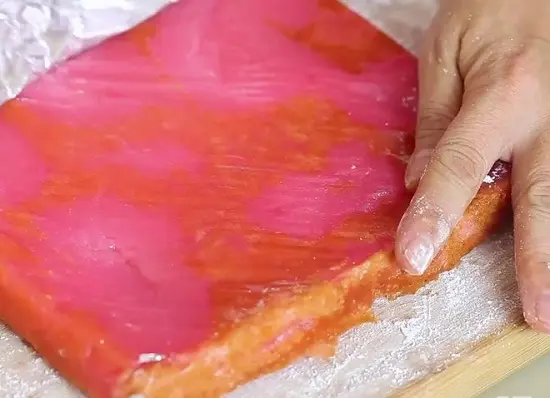 cho bánh ra mặt bàn