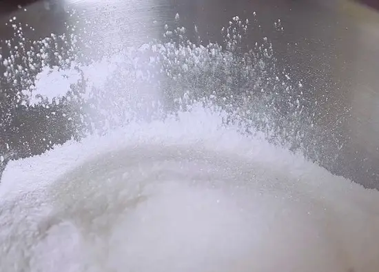 thêm đường cát trắng vào bột