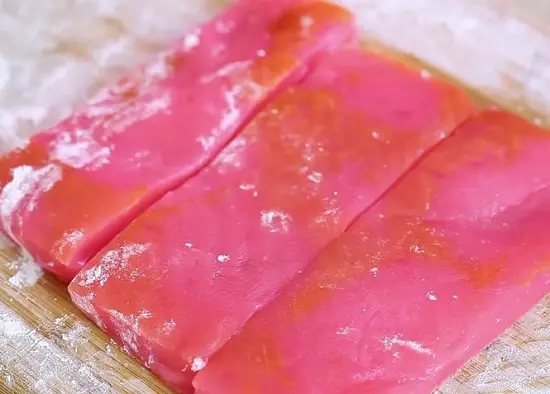 cắt bánh mochi thành hình chữ nhật dài