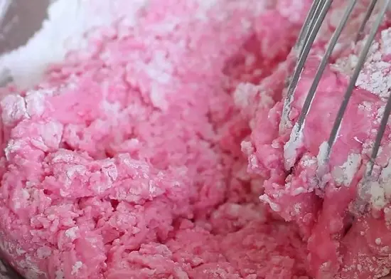 thêm phẩm màu vào bột bánh