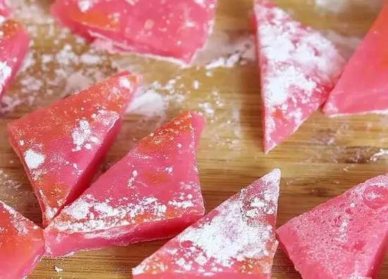 cắt bánh thành hình tam giác