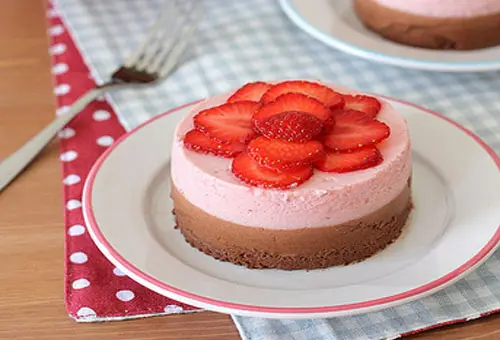 Cách làm bánh Mousse chocolate dâu tây