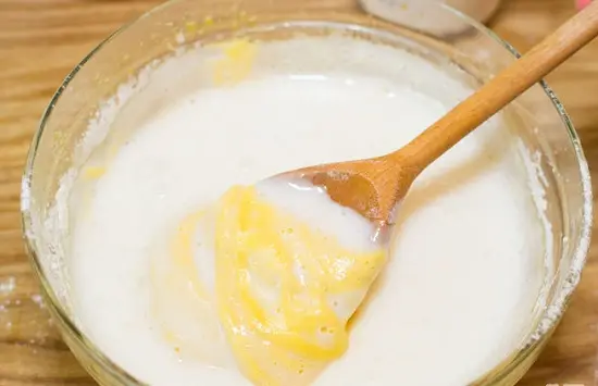 trộn bột bánh