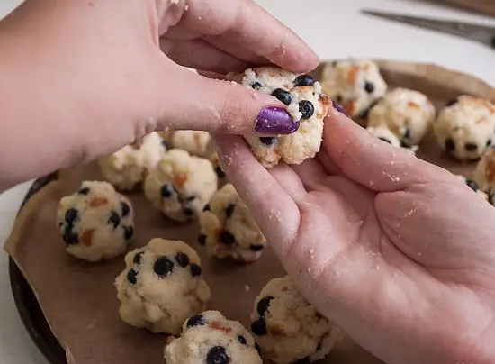 nặn tròn những miếng bánh