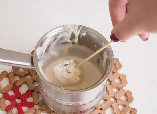 nhúng bánh vào socola