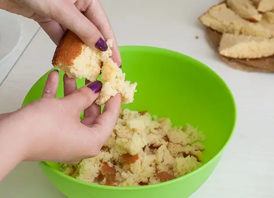 bẻ vụn bánh vào bát