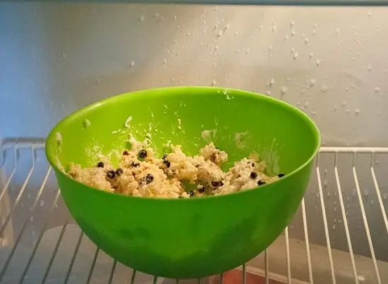 để bột bánh vào tủ lạnh