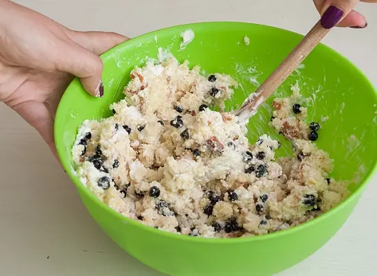 trộn bột bánh với việt quất