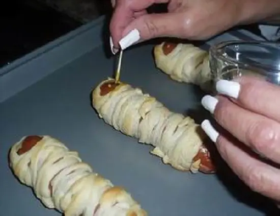 chấm mù tạt lên bánh