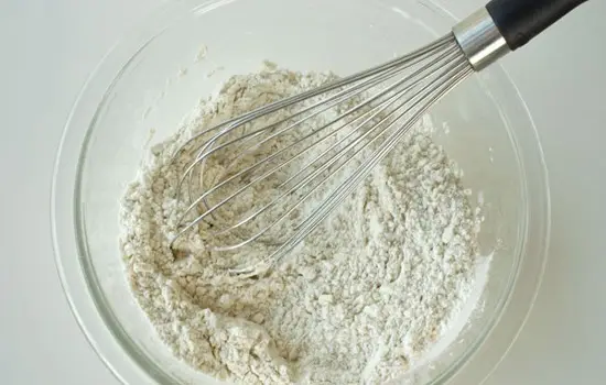 trộn bột làm bánh