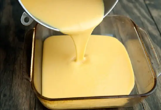 đổ hỗn hợp vào khuôn bánh