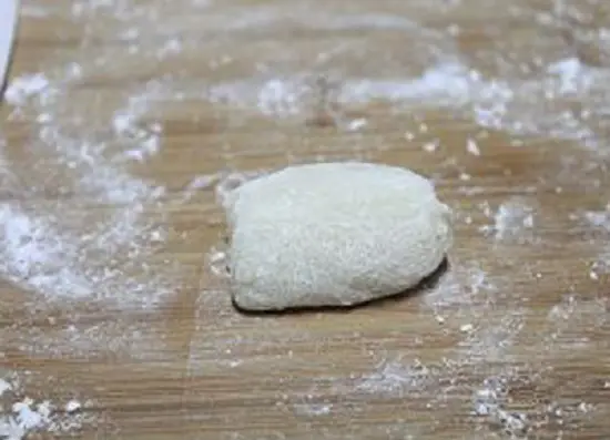 chia bột thành miếng nhỏ