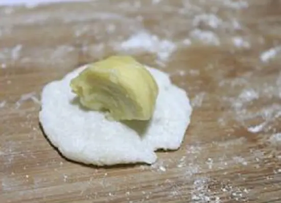 cho sầu riêng vào bánh