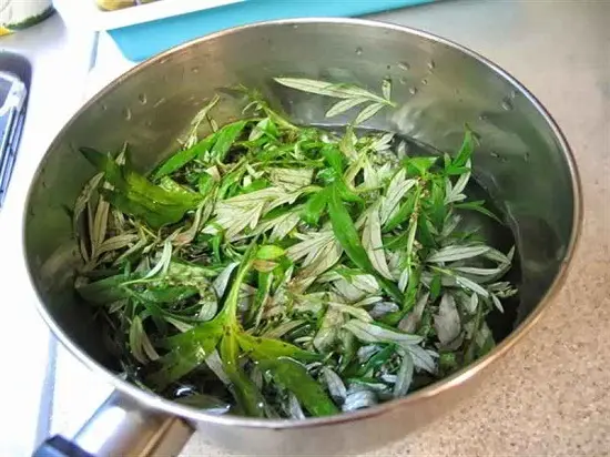 bánh ngải cứu sơ chế lá ngải