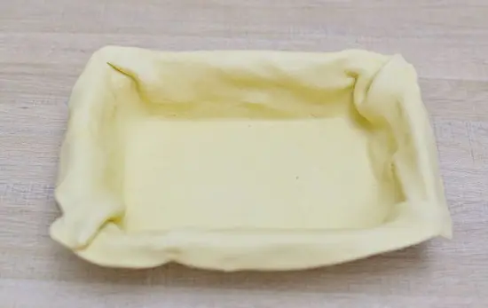 đặt vỏ bánh vào trong khuôn nướng